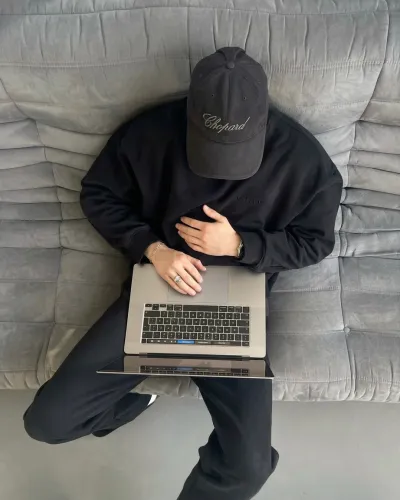 Maciej Suchan, właściciel Giganet, przy laptopie